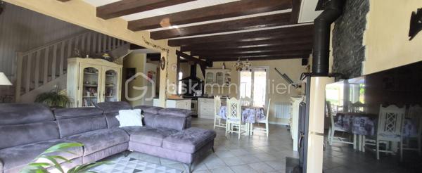 Découvrez cette charmante maison de 95 m²à Domptin 20 min de la Ferté sous Jouarre  construite en 1986, nichée dans un cadre paisible et verdoyant, à quelques minutes des commodités urbaines. Idéale pour une vie familiale, cette maison offre un cadre de vie tranquille avec une proximité urbaine.

Composée de 5 pièces, cette maison propose un bel agencement :
Au rez-de-chaussée :
-Belle pièce à vivre de quasiment 30m² avec une cheminée
- Cuisine ouverte et son entrée de 18.70m²
-Un bureau ou chambre d'ami de 8.60m²
-Une salle d'eau 
-Une toilette 
-Avec deux vérandas de chaque côté, dont une 23m² côté jardin

 A l'étage :
-Une suite parentale de 16m² avec une salle d'eau, dressing et clim
-Deux autres chambres de 9m² et 14m²
 
La maison dispose d'un sous-sol total, d'une cave, d'une pièce de réception, d'un toilette.

-Un grand extérieur de 2120m².
-Profitez également d'une piscine de 18m² pour vous détendre et vous rafraîchir durant les chaudes journées d'été avec pompe à chaleur.
-Un carport pouvant stationner 4 voitures 
-Un espace de 27m² pouvant être une salle de sport, un espace invité...choix multiples 

Double vitrage, volet roulant , cheminée, tout-à-l'égout.

Avec vue dégagée, le calme environnant vous apportera sérénité et confort.


Contactez Aurélie Tombette pour plus d'informations et une visite. Ne laissez pas passer cette opportunité exceptionnelle !
