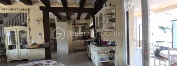 Découvrez cette charmante maison de 95 m²à Domptin 20 min de la Ferté sous Jouarre  construite en 1986, nichée dans un cadre paisible et verdoyant, à quelques minutes des commodités urbaines. Idéale pour une vie familiale, cette maison offre un cadre de vie tranquille avec une proximité urbaine.

Composée de 5 pièces, cette maison propose un bel agencement :
Au rez-de-chaussée :
-Belle pièce à vivre de quasiment 30m² avec une cheminée
- Cuisine ouverte et son entrée de 18.70m²
-Un bureau ou chambre d'ami de 8.60m²
-Une salle d'eau 
-Une toilette 
-Avec deux vérandas de chaque côté, dont une 23m² côté jardin

 A l'étage :
-Une suite parentale de 16m² avec une salle d'eau, dressing et clim
-Deux autres chambres de 9m² et 14m²
 
La maison dispose d'un sous-sol total, d'une cave, d'une pièce de réception, d'un toilette.

-Un grand extérieur de 2120m².
-Profitez également d'une piscine de 18m² pour vous détendre et vous rafraîchir durant les chaudes journées d'été avec pompe à chaleur.
-Un carport pouvant stationner 4 voitures 
-Un espace de 27m² pouvant être une salle de sport, un espace invité...choix multiples 

Double vitrage, volet roulant , cheminée, tout-à-l'égout.

Avec vue dégagée, le calme environnant vous apportera sérénité et confort.


Contactez Aurélie Tombette pour plus d'informations et une visite. Ne laissez pas passer cette opportunité exceptionnelle !