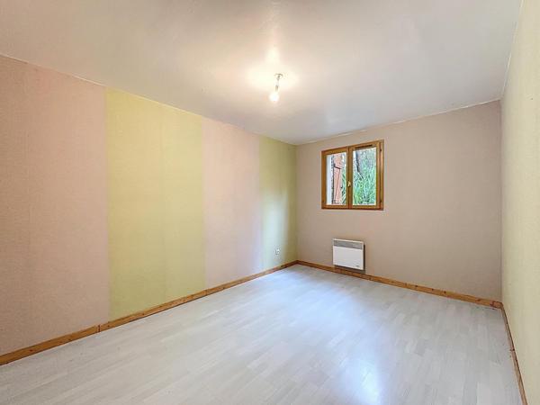 à 10mn de la gare de SENS direct PARIS