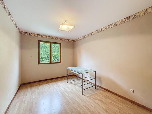 à 10mn de la gare de SENS direct PARIS