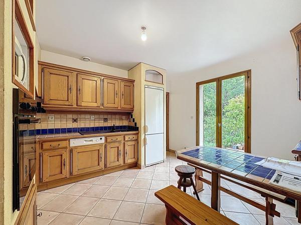 à 10mn de la gare de SENS direct PARIS