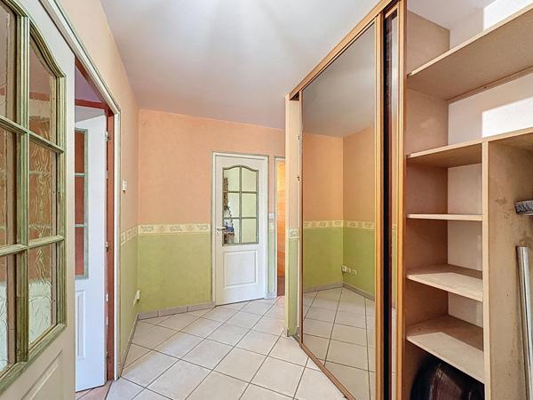 à 10mn de la gare de SENS direct PARIS