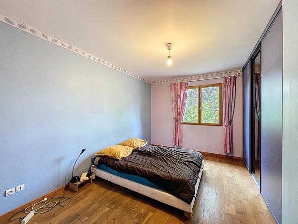 à 10mn de la gare de SENS direct PARIS