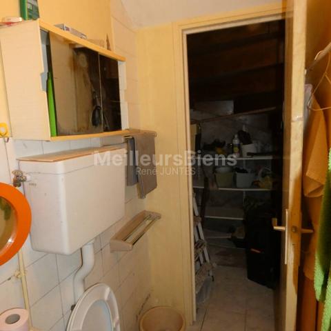 Maison de ville de 2 appartements à rénover.