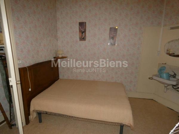 Maison de ville de 2 appartements à rénover.