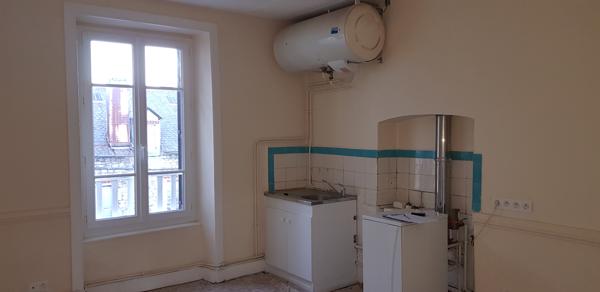 Immeuble 25 place du Monument Riom es Montagnes (15400)