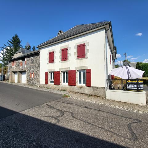 Maison en pierres avec grand garage vendue meublée Trizac (15400)