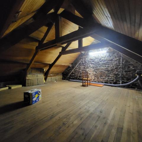 Maison en pierres avec grand garage vendue meublée Trizac (15400)