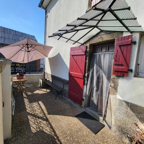 Maison en pierres avec grand garage vendue meublée Trizac (15400)