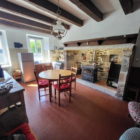 Maison en pierres avec grand garage vendue meublée Trizac (15400)