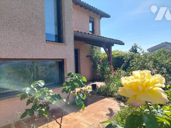 Villa d'architecte exposée sud offrant une vue surplombante sur les montages et SAINT-GAUDENS.