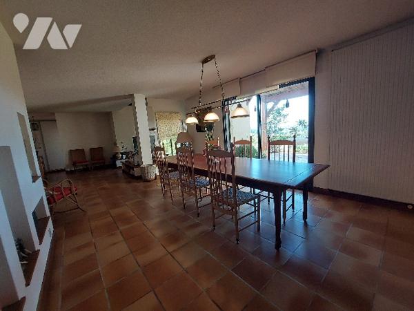 Villa d'architecte exposée sud offrant une vue surplombante sur les montages et SAINT-GAUDENS.