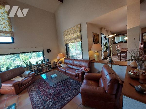 Villa d'architecte exposée sud offrant une vue surplombante sur les montages et SAINT-GAUDENS.