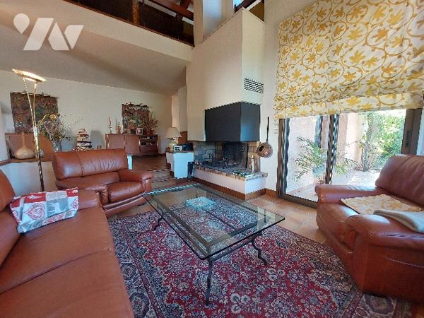 Villa d'architecte exposée sud offrant une vue surplombante sur les montages et SAINT-GAUDENS.