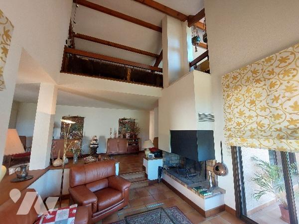 Villa d'architecte exposée sud offrant une vue surplombante sur les montages et SAINT-GAUDENS.