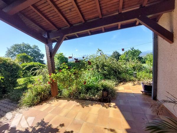 Villa d'architecte exposée sud offrant une vue surplombante sur les montages et SAINT-GAUDENS.