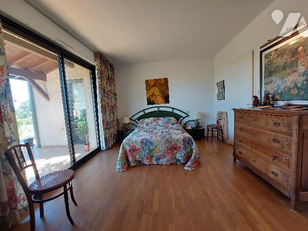 Villa d'architecte exposée sud offrant une vue surplombante sur les montages et SAINT-GAUDENS.