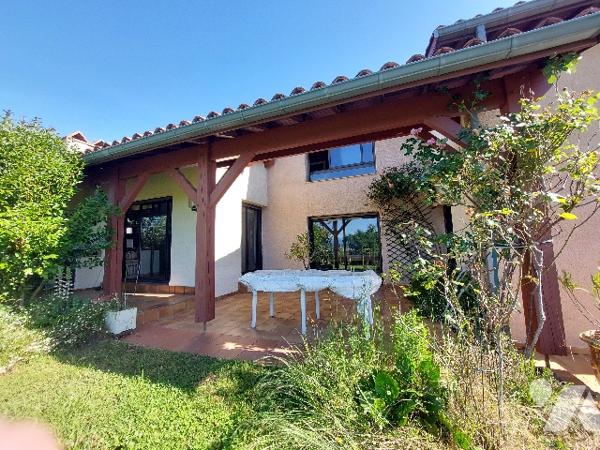 Villa d'architecte exposée sud offrant une vue surplombante sur les montages et SAINT-GAUDENS.