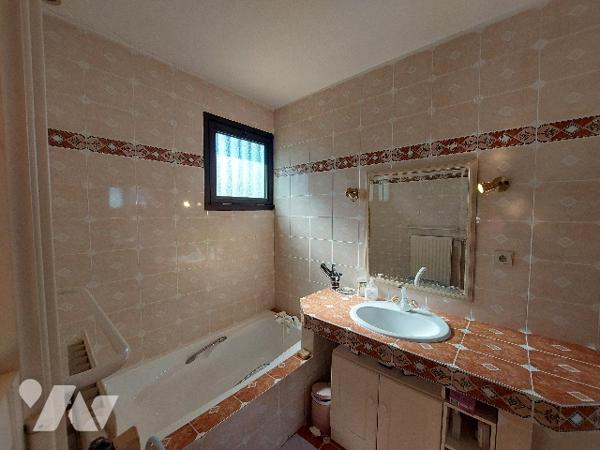 Villa d'architecte exposée sud offrant une vue surplombante sur les montages et SAINT-GAUDENS.