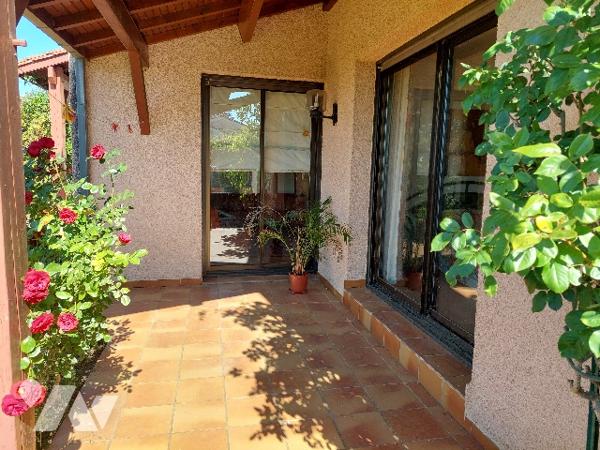 Villa d'architecte exposée sud offrant une vue surplombante sur les montages et SAINT-GAUDENS.