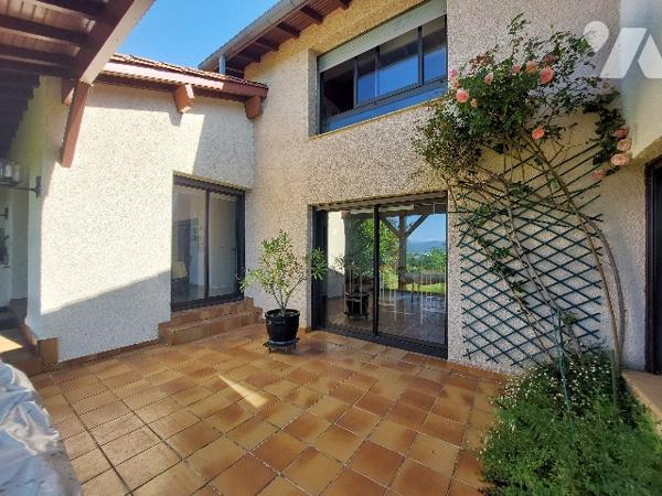 Villa d'architecte exposée sud offrant une vue surplombante sur les montages et SAINT-GAUDENS.