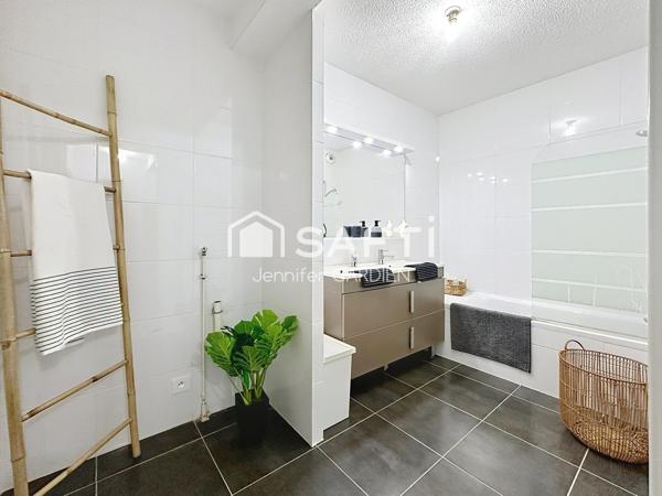 Appartement T3 de 73 m² avec terrasse, balcon et 2 parkings – Résidence au calme proche tram.