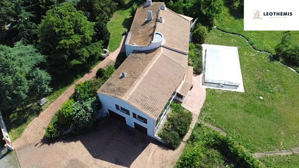 VASTE PROPRIÉTÉ AVEC PISCINE ET ÉTANG