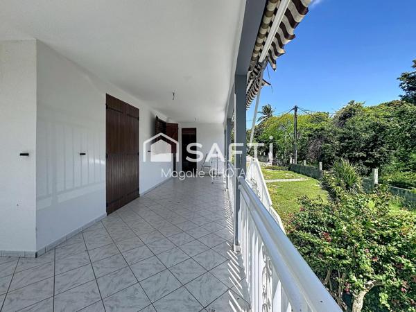 Maison de 3 chambres avec terrain clôturé de 1237m², garage et beaux volumes dans un secteur calme du Moule.
