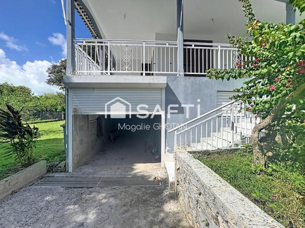 Maison de 3 chambres avec terrain clôturé de 1237m², garage et beaux volumes dans un secteur calme du Moule.