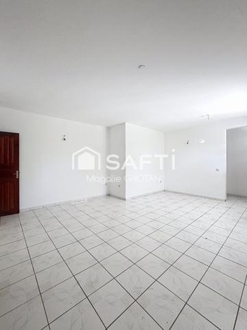 Maison de 3 chambres avec terrain clôturé de 1237m², garage et beaux volumes dans un secteur calme du Moule.