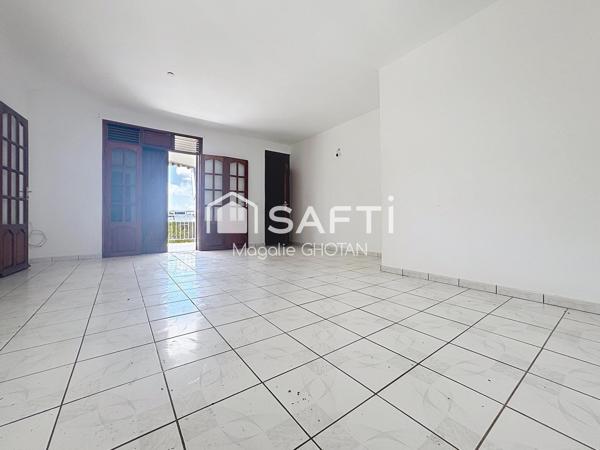 Maison de 3 chambres avec terrain clôturé de 1237m², garage et beaux volumes dans un secteur calme du Moule.
