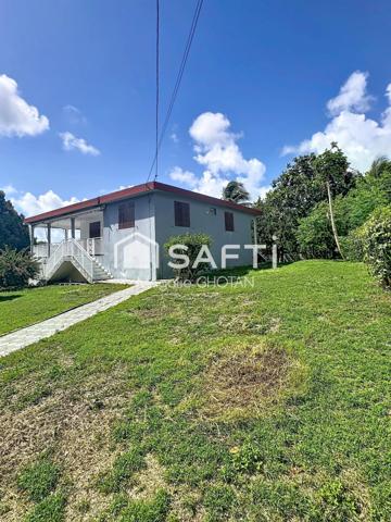 Maison de 3 chambres avec terrain clôturé de 1237m², garage et beaux volumes dans un secteur calme du Moule.