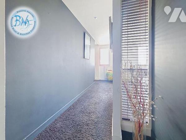 Situé au 6ème étage , à Concarneau, cet appartement a été rénové entièrement par un architecte....