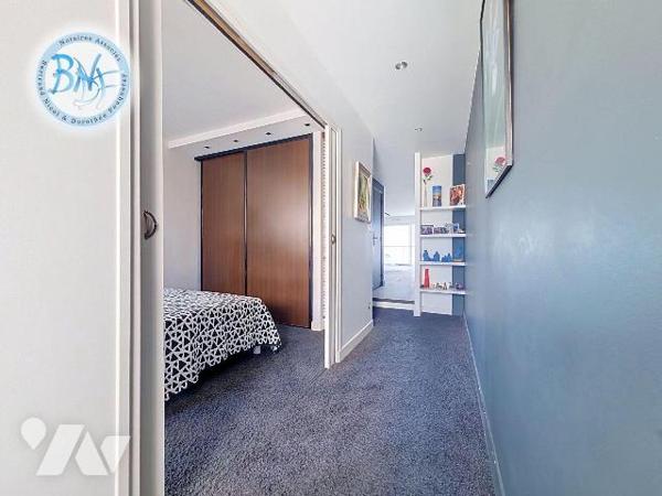 Situé au 6ème étage , à Concarneau, cet appartement a été rénové entièrement par un architecte....