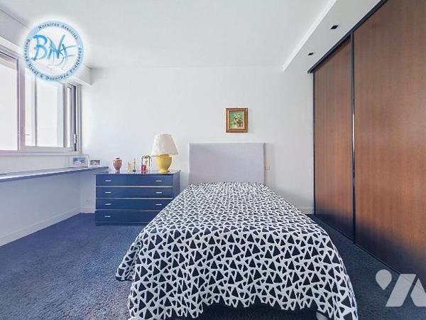 Situé au 6ème étage , à Concarneau, cet appartement a été rénové entièrement par un architecte....