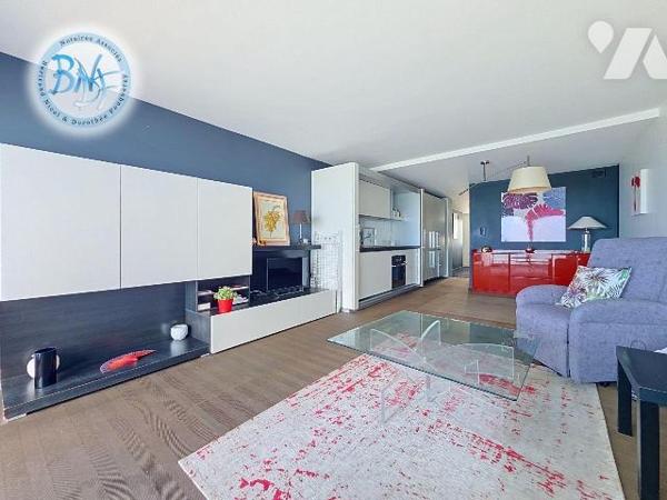 Situé au 6ème étage , à Concarneau, cet appartement a été rénové entièrement par un architecte....