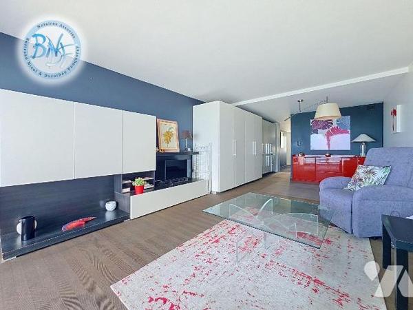 Situé au 6ème étage , à Concarneau, cet appartement a été rénové entièrement par un architecte....