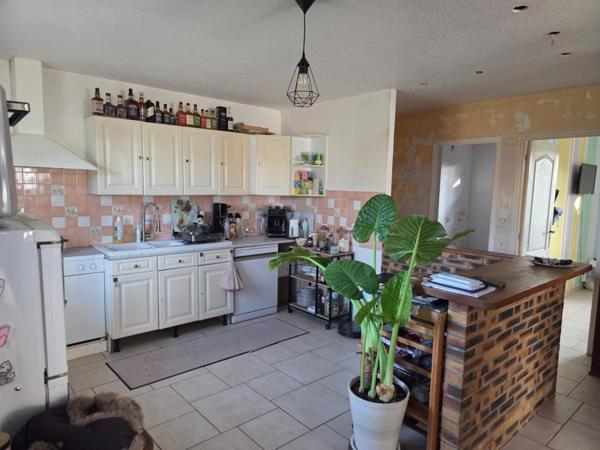 Maison de plain pied, trois chambres avec terrain et garage.