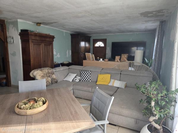 Maison de plain pied, trois chambres avec terrain et garage.