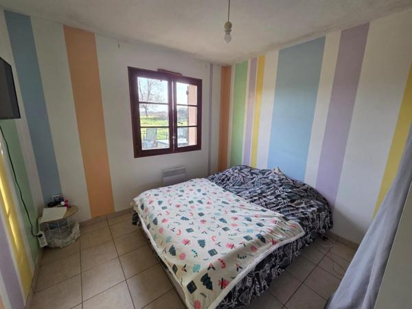 Maison de plain pied, trois chambres avec terrain et garage.