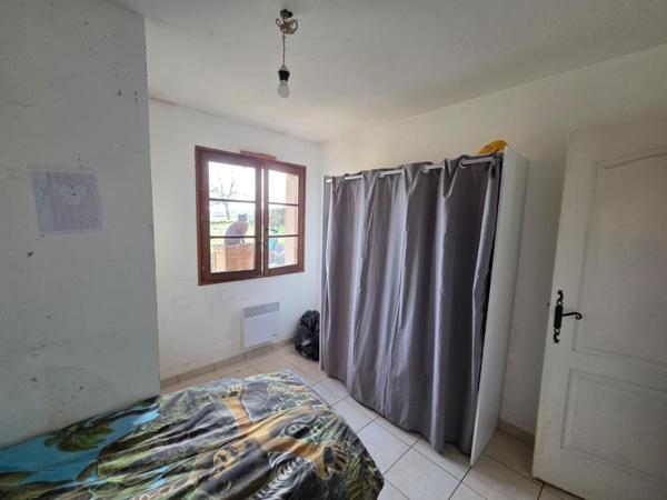 Maison de plain pied, trois chambres avec terrain et garage.