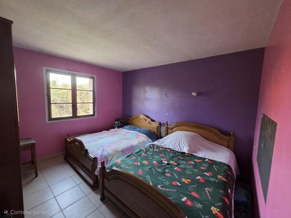 Maison de plain pied, trois chambres avec terrain et garage.