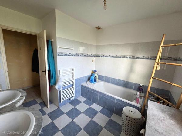 Maison de plain pied, trois chambres avec terrain et garage.