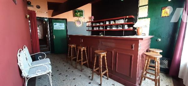 En ville immeuble sur les bords de creuse avec local commercial