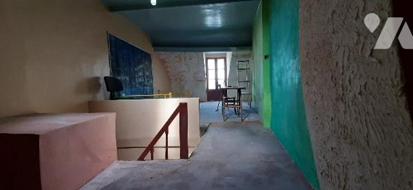 En ville immeuble sur les bords de creuse avec local commercial