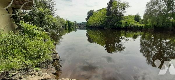 En ville immeuble sur les bords de creuse avec local commercial