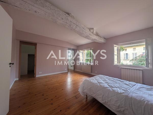 Appartement 6 pièce(s) 3 chambre(s) 220 m²