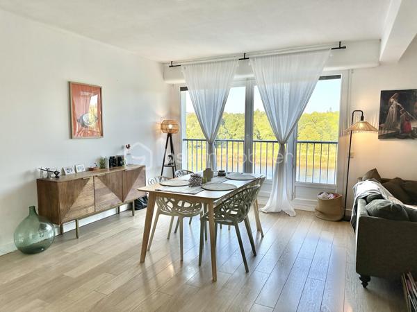 QUIMPER – QUARTIER CAP HORN – VUE DÉGAGÉE SUR L’ODET ET LE CHEMIN DU HALAGE – APPARTEMENT T3 DE 83 M², ANCIEN T4 – RÉNOVÉ – GRANDE PIÈCE DE VIE LUMINEUSE – 2 CHAMBRES – CUISINE INDÉPENDANTE ÉQUIPÉE – GARAGE AVEC ÉLECTRICITÉ – CAVE – STATIONNEMENT PRIVATIF SÉCURISÉ.

**** Vue dégagée sur l’Odet – rénové – garage, cave et stationnement sécurisé. ****

Gino DUPUY vous propose, dans le quartier du Cap Horn à Quimper, cet appartement T3 de 83 m², anciennement configuré en T4, situé au troisième étage d’une résidence sans ascenseur.

Entièrement rénové au fil des années, il offre une grande pièce de vie lumineuse bénéficiant d’une vue dégagée sur l’Odet et les promenades du chemin du halage, deux chambres, un wc indépendant, une salle de bain, une cuisine indépendante aménagée et équipée ainsi que de nombreux rangements.

L’appartement est complété par une cave en sous-sol, un garage individuel disposant de l’électricité et un accès au parking privatif et sécurisé de la résidence, équipé de bornes de recharge pour véhicules électriques.

L’appartement se compose de la manière suivante :

Une entrée avec placards intégrés.
Un grand salon-séjour lumineux offrant une vue dégagée sur l’Odet et le chemin du halage.
Une cuisine indépendante aménagée et équipée : four, micro-ondes intégré, plaque à induction, hotte, lave-vaisselle, réfrigérateur et emplacement pour lave-linge.
Un couloir disposant de placards/dressing coté nuit 
Deux chambres.
Une grande salle de bains avec baignoire et meuble vasque.
Un WC indépendant.

Concernant les annexes et le stationnement :

Un garage individuel avec électricité et porte coulissante.
Une cave privative en sous-sol.
Un parking commun privatif et sécurisé réservé aux résidents.
Des bornes de recharge pour véhicules électriques présentes sur le parking.

Informations complémentaires :

Appartement rénové et traversant.
Ancienne configuration T4, aujourd’hui aménagée en grand T3, (possibilité de re-cloisonnement pour chambre supplémentaire)
Menuiseries PVC double vitrage.
Volets roulants électriques.
Radiateurs électriques à inertie.
Production d’eau chaude par ballon électrique.
Troisième étage sans ascenseur.
Fibre optique
VMC individuelle
Résidence sécurisée.
Garage de plus de 18m² (désencombré virtuellement sur photo)
Cave environ 6m² (désencombré virtuellement sur photo)
Quartier Cap Horn, à proximité immédiate de l’Odet, du chemin du halage, des commerces et des commodités.
Plan croquis en fin d'annonce

Un appartement spacieux, rénové et lumineux, réunissant une belle pièce de vie, de nombreux rangements et des annexes particulièrement recherchées sur Quimper.

- - - Visite uniquement sur rendez-vous - - -

Contact Exclusif BSK : Gino DUPUY

VENTE IMMOBILIÈRE – QUIMPER & ALENTOURS
Échangeons sur votre projet, sans engagement, pour définir la meilleure stratégie de vente.

APPORTEURS D’AFFAIRES
Vous connaissez quelqu’un qui souhaite vendre ou acheter ?
Un simple message suffit pour initier un contact, je m’occupe du reste. Rémunération attractive.

COLLABORATION INTERCABINET
Discutons volontiers d’un partage de mandat ou d’un acheteur en recherche.

Honoraires charge vendeur : aucun frais d’agence supplémentaire pour vous.
Le prix affiché est votre prix final hors frais de notaire.