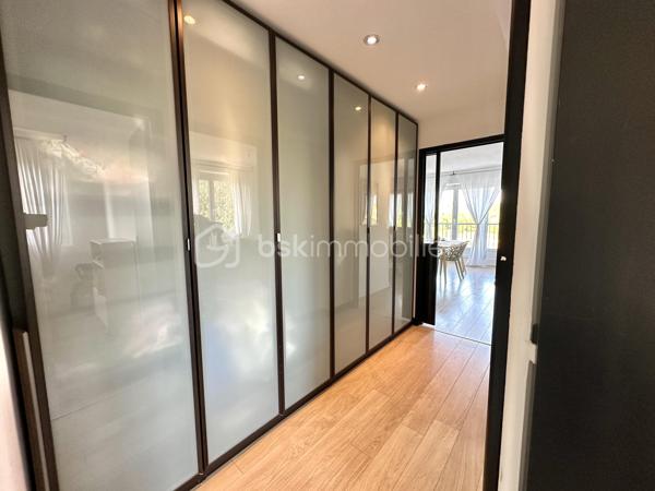 QUIMPER – QUARTIER CAP HORN – VUE DÉGAGÉE SUR L’ODET ET LE CHEMIN DU HALAGE – APPARTEMENT T3 DE 83 M², ANCIEN T4 – RÉNOVÉ – GRANDE PIÈCE DE VIE LUMINEUSE – 2 CHAMBRES – CUISINE INDÉPENDANTE ÉQUIPÉE – GARAGE AVEC ÉLECTRICITÉ – CAVE – STATIONNEMENT PRIVATIF SÉCURISÉ.

**** Vue dégagée sur l’Odet – rénové – garage, cave et stationnement sécurisé. ****

Gino DUPUY vous propose, dans le quartier du Cap Horn à Quimper, cet appartement T3 de 83 m², anciennement configuré en T4, situé au troisième étage d’une résidence sans ascenseur.

Entièrement rénové au fil des années, il offre une grande pièce de vie lumineuse bénéficiant d’une vue dégagée sur l’Odet et les promenades du chemin du halage, deux chambres, un wc indépendant, une salle de bain, une cuisine indépendante aménagée et équipée ainsi que de nombreux rangements.

L’appartement est complété par une cave en sous-sol, un garage individuel disposant de l’électricité et un accès au parking privatif et sécurisé de la résidence, équipé de bornes de recharge pour véhicules électriques.

L’appartement se compose de la manière suivante :

Une entrée avec placards intégrés.
Un grand salon-séjour lumineux offrant une vue dégagée sur l’Odet et le chemin du halage.
Une cuisine indépendante aménagée et équipée : four, micro-ondes intégré, plaque à induction, hotte, lave-vaisselle, réfrigérateur et emplacement pour lave-linge.
Un couloir disposant de placards/dressing coté nuit 
Deux chambres.
Une grande salle de bains avec baignoire et meuble vasque.
Un WC indépendant.

Concernant les annexes et le stationnement :

Un garage individuel avec électricité et porte coulissante.
Une cave privative en sous-sol.
Un parking commun privatif et sécurisé réservé aux résidents.
Des bornes de recharge pour véhicules électriques présentes sur le parking.

Informations complémentaires :

Appartement rénové et traversant.
Ancienne configuration T4, aujourd’hui aménagée en grand T3, (possibilité de re-cloisonnement pour chambre supplémentaire)
Menuiseries PVC double vitrage.
Volets roulants électriques.
Radiateurs électriques à inertie.
Production d’eau chaude par ballon électrique.
Troisième étage sans ascenseur.
Fibre optique
VMC individuelle
Résidence sécurisée.
Garage de plus de 18m² (désencombré virtuellement sur photo)
Cave environ 6m² (désencombré virtuellement sur photo)
Quartier Cap Horn, à proximité immédiate de l’Odet, du chemin du halage, des commerces et des commodités.
Plan croquis en fin d'annonce

Un appartement spacieux, rénové et lumineux, réunissant une belle pièce de vie, de nombreux rangements et des annexes particulièrement recherchées sur Quimper.

- - - Visite uniquement sur rendez-vous - - -

Contact Exclusif BSK : Gino DUPUY

VENTE IMMOBILIÈRE – QUIMPER & ALENTOURS
Échangeons sur votre projet, sans engagement, pour définir la meilleure stratégie de vente.

APPORTEURS D’AFFAIRES
Vous connaissez quelqu’un qui souhaite vendre ou acheter ?
Un simple message suffit pour initier un contact, je m’occupe du reste. Rémunération attractive.

COLLABORATION INTERCABINET
Discutons volontiers d’un partage de mandat ou d’un acheteur en recherche.

Honoraires charge vendeur : aucun frais d’agence supplémentaire pour vous.
Le prix affiché est votre prix final hors frais de notaire.