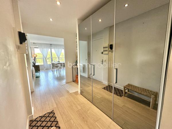 QUIMPER – QUARTIER CAP HORN – VUE DÉGAGÉE SUR L’ODET ET LE CHEMIN DU HALAGE – APPARTEMENT T3 DE 83 M², ANCIEN T4 – RÉNOVÉ – GRANDE PIÈCE DE VIE LUMINEUSE – 2 CHAMBRES – CUISINE INDÉPENDANTE ÉQUIPÉE – GARAGE AVEC ÉLECTRICITÉ – CAVE – STATIONNEMENT PRIVATIF SÉCURISÉ.

**** Vue dégagée sur l’Odet – rénové – garage, cave et stationnement sécurisé. ****

Gino DUPUY vous propose, dans le quartier du Cap Horn à Quimper, cet appartement T3 de 83 m², anciennement configuré en T4, situé au troisième étage d’une résidence sans ascenseur.

Entièrement rénové au fil des années, il offre une grande pièce de vie lumineuse bénéficiant d’une vue dégagée sur l’Odet et les promenades du chemin du halage, deux chambres, un wc indépendant, une salle de bain, une cuisine indépendante aménagée et équipée ainsi que de nombreux rangements.

L’appartement est complété par une cave en sous-sol, un garage individuel disposant de l’électricité et un accès au parking privatif et sécurisé de la résidence, équipé de bornes de recharge pour véhicules électriques.

L’appartement se compose de la manière suivante :

Une entrée avec placards intégrés.
Un grand salon-séjour lumineux offrant une vue dégagée sur l’Odet et le chemin du halage.
Une cuisine indépendante aménagée et équipée : four, micro-ondes intégré, plaque à induction, hotte, lave-vaisselle, réfrigérateur et emplacement pour lave-linge.
Un couloir disposant de placards/dressing coté nuit 
Deux chambres.
Une grande salle de bains avec baignoire et meuble vasque.
Un WC indépendant.

Concernant les annexes et le stationnement :

Un garage individuel avec électricité et porte coulissante.
Une cave privative en sous-sol.
Un parking commun privatif et sécurisé réservé aux résidents.
Des bornes de recharge pour véhicules électriques présentes sur le parking.

Informations complémentaires :

Appartement rénové et traversant.
Ancienne configuration T4, aujourd’hui aménagée en grand T3, (possibilité de re-cloisonnement pour chambre supplémentaire)
Menuiseries PVC double vitrage.
Volets roulants électriques.
Radiateurs électriques à inertie.
Production d’eau chaude par ballon électrique.
Troisième étage sans ascenseur.
Fibre optique
VMC individuelle
Résidence sécurisée.
Garage de plus de 18m² (désencombré virtuellement sur photo)
Cave environ 6m² (désencombré virtuellement sur photo)
Quartier Cap Horn, à proximité immédiate de l’Odet, du chemin du halage, des commerces et des commodités.
Plan croquis en fin d'annonce

Un appartement spacieux, rénové et lumineux, réunissant une belle pièce de vie, de nombreux rangements et des annexes particulièrement recherchées sur Quimper.

- - - Visite uniquement sur rendez-vous - - -

Contact Exclusif BSK : Gino DUPUY

VENTE IMMOBILIÈRE – QUIMPER & ALENTOURS
Échangeons sur votre projet, sans engagement, pour définir la meilleure stratégie de vente.

APPORTEURS D’AFFAIRES
Vous connaissez quelqu’un qui souhaite vendre ou acheter ?
Un simple message suffit pour initier un contact, je m’occupe du reste. Rémunération attractive.

COLLABORATION INTERCABINET
Discutons volontiers d’un partage de mandat ou d’un acheteur en recherche.

Honoraires charge vendeur : aucun frais d’agence supplémentaire pour vous.
Le prix affiché est votre prix final hors frais de notaire.